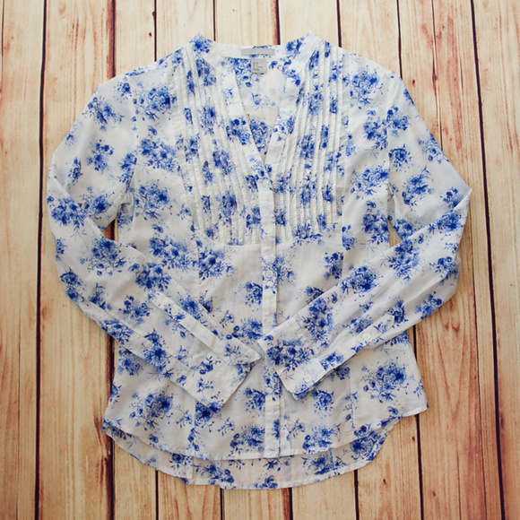 H&M Tops - H&M Blue and White Floral Button Down Shirt Size 6